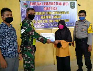 Agar Tepat Sasaran, Babinsa di Siak Turut Dampingi Pembagian BLT 