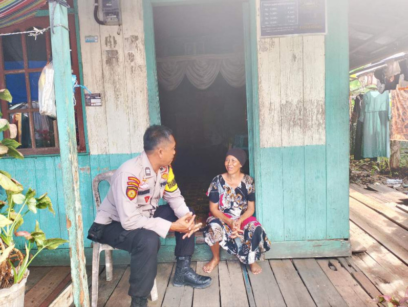 Bhabinkamtibmas Desa Mumpa Lakukan Kegiatan Door to Door, Perkuat Hubungan Persaudaraan