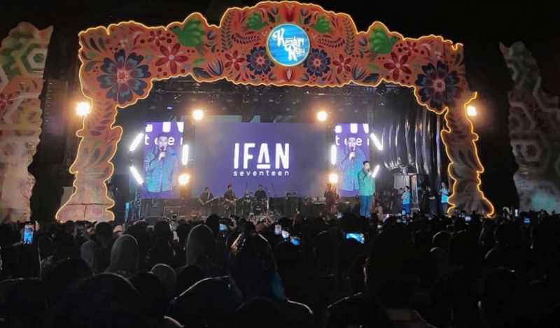 Meski Hujan Gerimis Tak Surutkan Niat Ribuan Penonton Saksikan Ifan Seventeen di Kenduri Riau