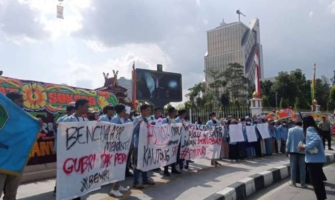 Mahasiswa Gelar Mimbar Bebas, Sorot Berbagai Persoalan Riau Dibawah Kepemimpinan Syamsuar
