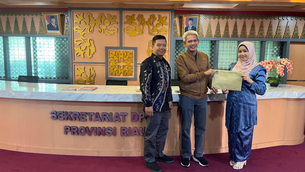 KPU Riau Serahkan Salinan SK Penetapan Gubernur dan Wakil Gubernur Terpilih ke DPRD