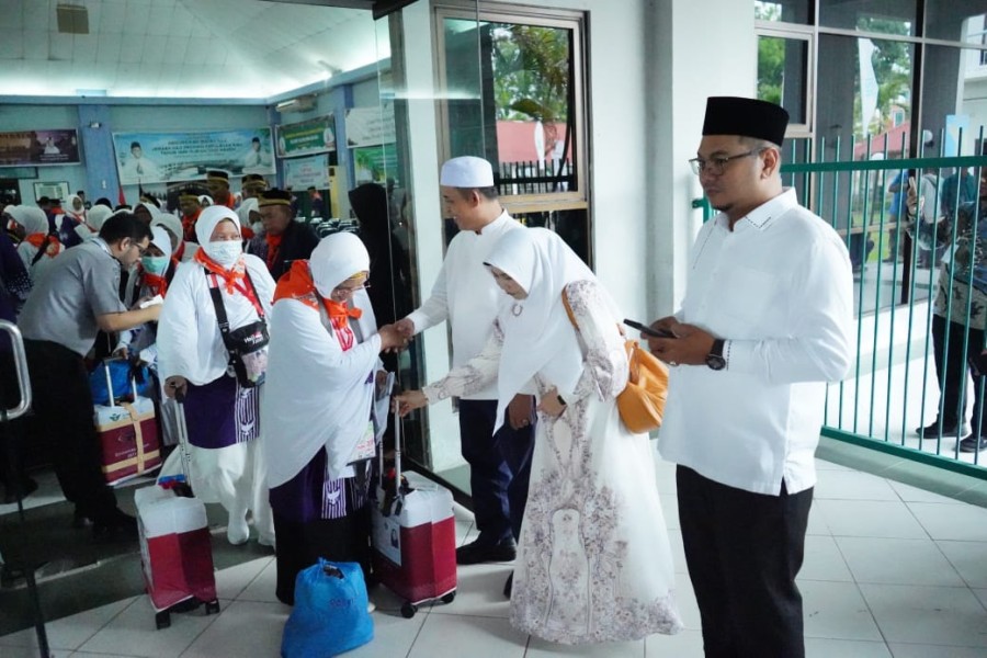 Bupati Inhil Lepas 443 Calon Jemaah Haji Kloter BTH 07 dari Embarkasi Batam