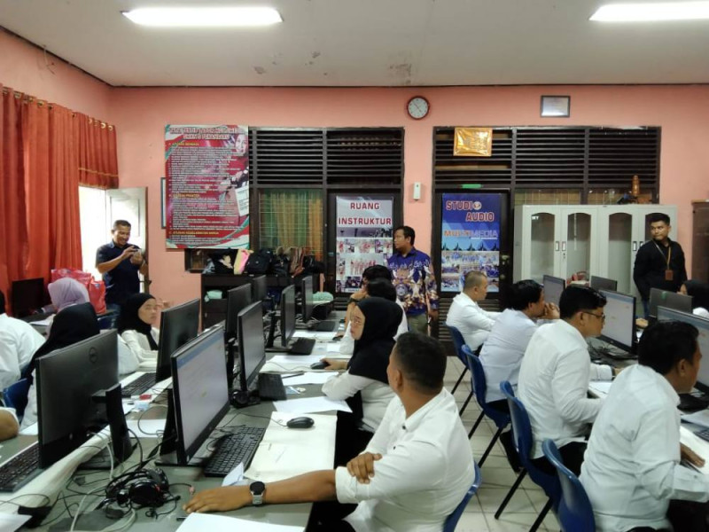 Dibagi 2 Sesi, 145 Panwascam se Pekanbaru Jalani Ujian CAT