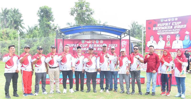 Buka Turnamen Sepakbola Tingkat Kecamatan Rupat, Ini Harapan Bupati Kasmarni