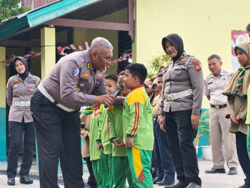 Siswa SD Muhammadiyah 3 Dapat Edukasi Lalu Lintas dan Bibit Tanaman dari Ditlantas Riau