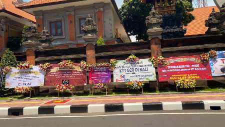 Ratusan Karangan Bunga Tiba-tiba Penuhi Halaman Polda Bali