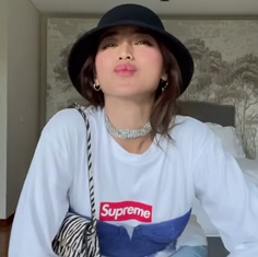 Dianggap Tak Sopan, Cara Jedar Pakai Bra Sambil Ucapkan Selamat Lebaran Dikecam Netizen