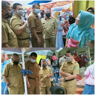 Wabup Inhu Didampingi Sekda Cek Harga Pangan di Pasar Rakyat Rengat Menjelang Lebaran