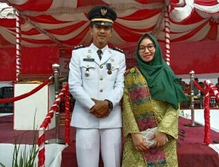 Camat Siak Serahkan Bansos Bagi Masyarakat Terdampak Covid-19