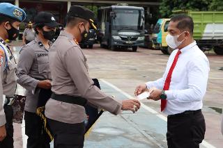 Personil Polres Inhu Terima Penghargaan atas Pengungkapan Kasus Pecah Kaca Mobil  