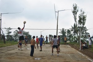  Pemuda Desa Keramat Jaya Rutin Latihan Bola Volly