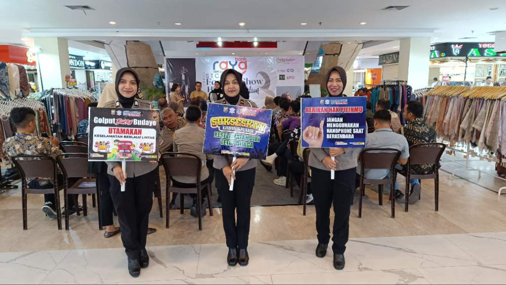 Ditlantas Polda Riau Kampanye Keselamatan Berlalu Lintas dan Cooling System di STC Pekanbaru