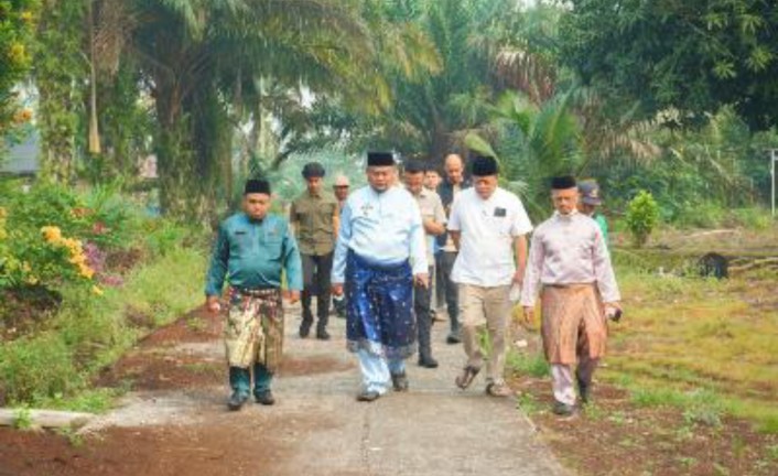 Keliling Empat Kampung, Wabup Syamsurizal Serahkan Bantuan untuk Lansia dan Disabilitas di Sungai Apit