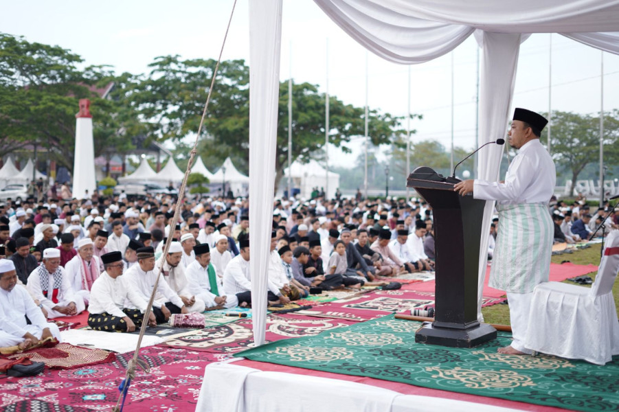 Wabup Husni dan Masyarakat Siak Laksanakan Shalat Idul Adha 1445 H di Lapangan Tugu Siak