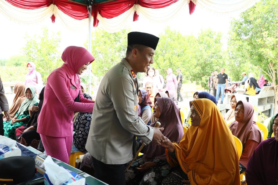 Kapolres Rohil Serahkan Bantuan Sembako dan Santunan Penghapal Al-Quran