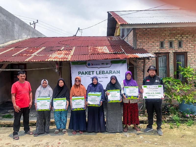 IZI Riau, MTXL, dan XL Axiata Salurkan 100 Paket Lebaran di Kampar