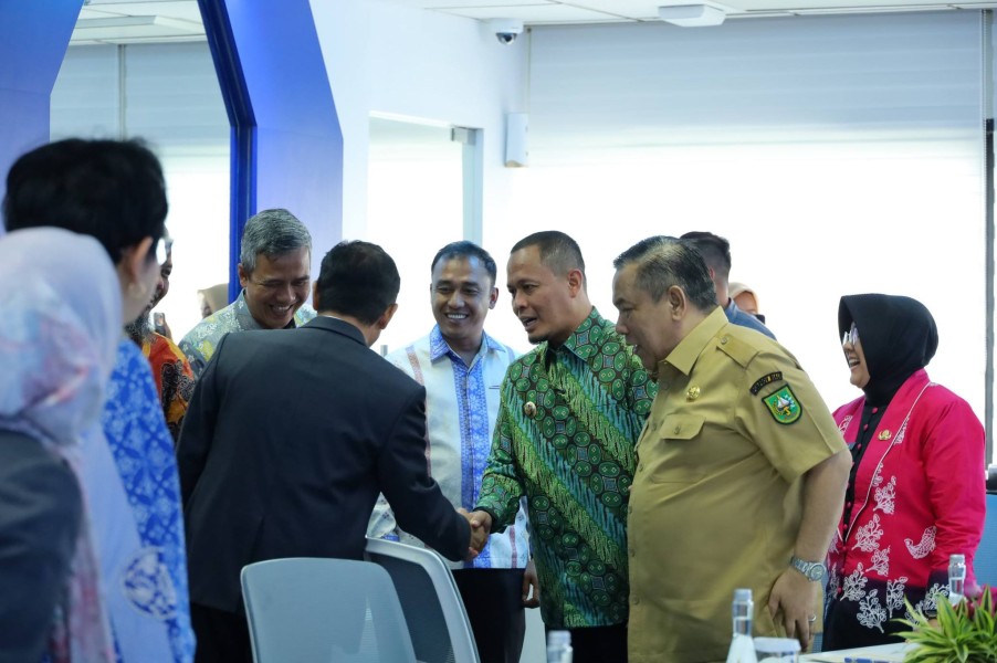 Disaksikan Menteri LH, Wako Agung Teken MoU PSEL