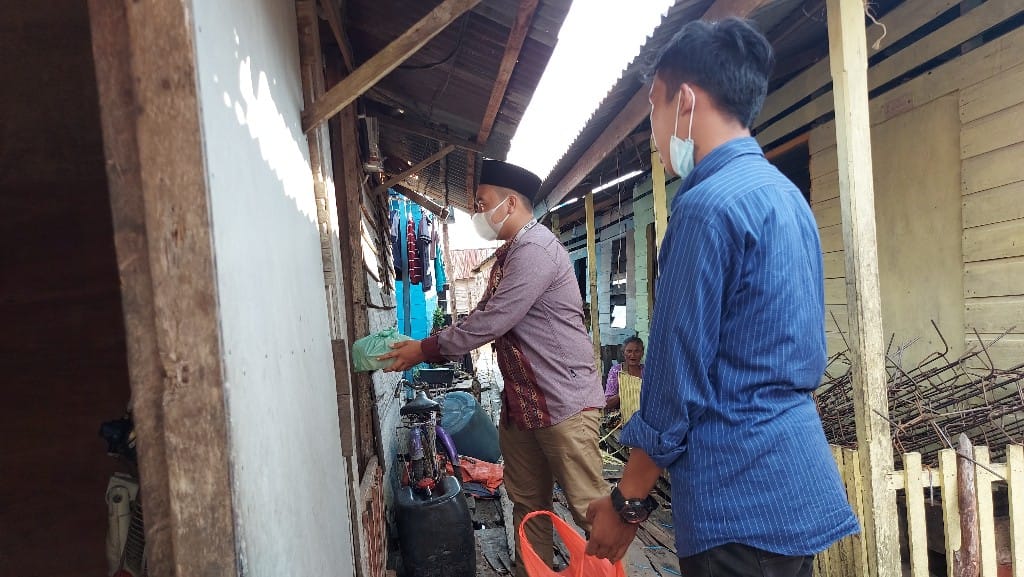 Hari Kedua Puasa, PKB Berbagi Door to Door di Pinggiran Sungai Indragiri Parit 14 Tembilahan