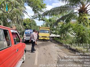 Mobil Batu Bara Parkir di Bahu Jalan di Inhu, Macet Mengular Hingga 3 KM