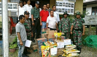 Babinsa dan Warga Bantu Korban Banjir di Desa Mumpa