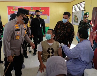 Berikan Bansos & Gelar Vaksinasi, Kapolda Riau: Kolaborasi & Sinergi Mampu Tangani Covid-19