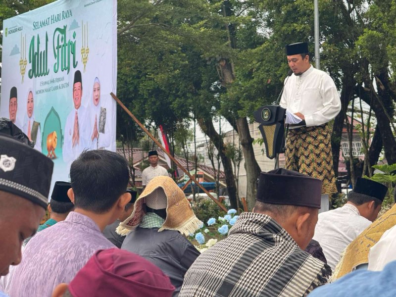Sholat Idul Fitri di Kota Rengat, Bupati Inhu Ade Agus Hartanto Sampaikan Pesan Perubahan
