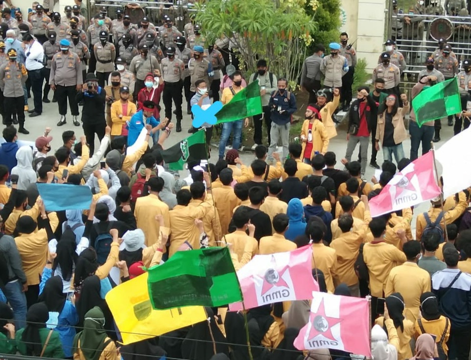 Demo Mahasiswa dan Buruh Tolak UU Cipta Kerja di DPRD Inhil Berlangsung Aman