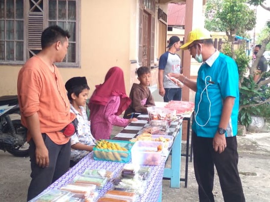 Pembina YVB Borong Takjil dari Pedagang dan Dibagikan ke Masyarakat