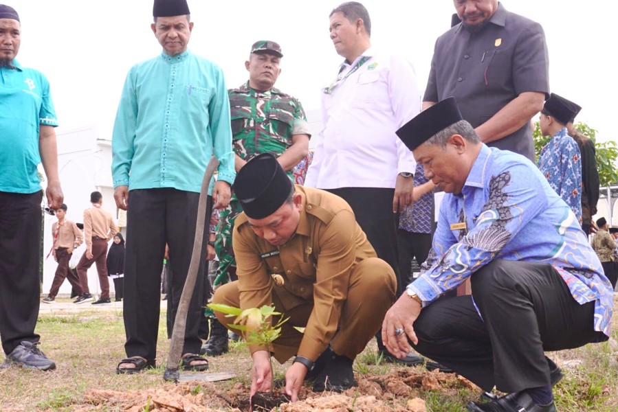 Sambut Hari Bumi, Wabup Husni Bersama Kemenag Siak Tanam Pohon Matoa