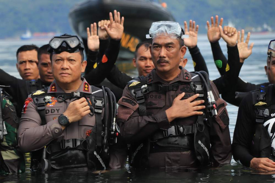 Kajati Maluku Agoes Bersama Forkopimda Terima Penyematan Brevet Selam Dasar Militer