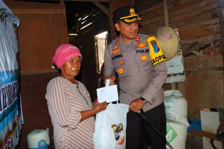 Kapolres Inhu Bagikan Sembako Pintu ke Pintu