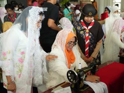 Kenang Ibu Fatmawati Soekarno pada Peringatan Hari Ibu di Bengkulu, Misnarni Syamsuar Jahit Bendera Merah Putih