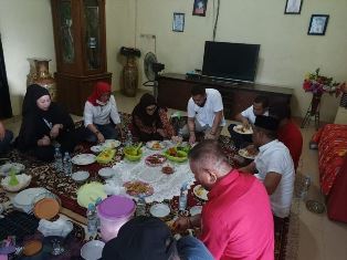 'Mewah', Kaderismanto-Iyet Bustami Santap Asam Pedas Sambal Balacan