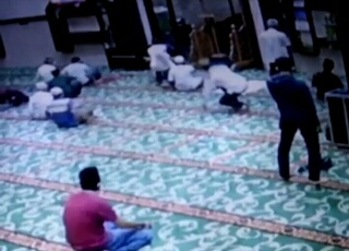 Ingin Diruqyah, Pelaku Ini Malah Masuk ke Masjid & Mencoba Menusuk Imam Shalat