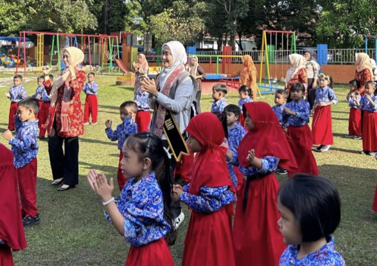 Program Gembira Riau: Bunda PAUD Henny Wahid Ajak Anak-anak Suka Belajar dan Cinta Lingkungan