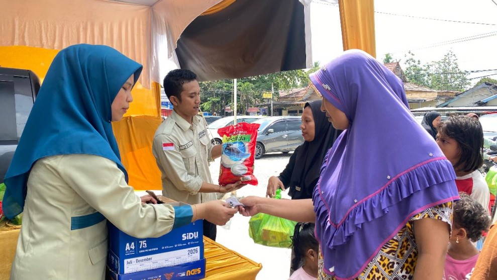BRK Syariah Gandeng Dharma Wanita Gelar Bazar Sembako Murah untuk Warga Mentangor