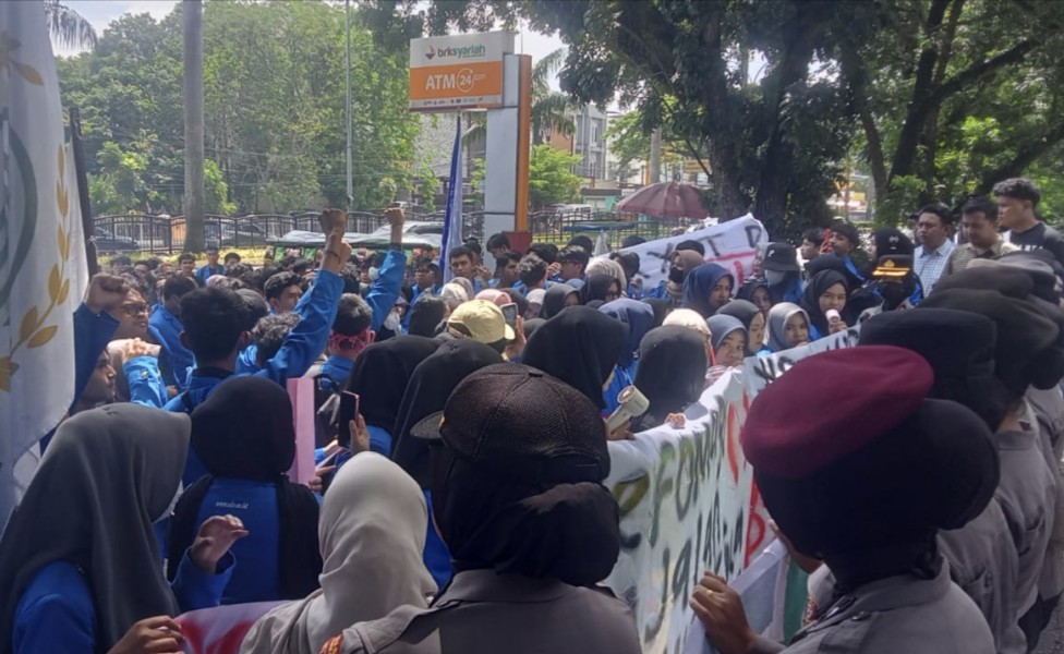 Tolak Kenaikan BBM, Ratusan Mahasiswa UIR Kepung DPRD Riau