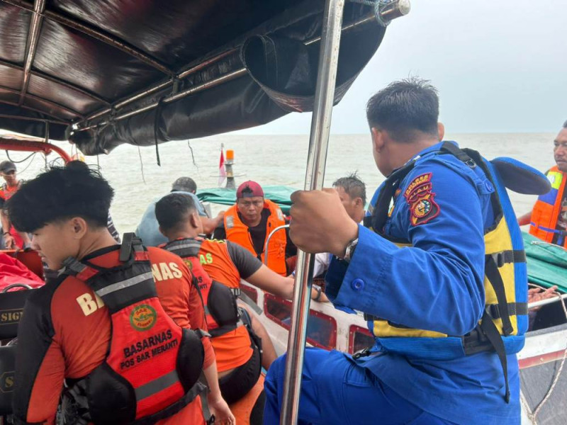 Kapal Barang Karam Dihantam Ombak di Perairan Rangsang Riau