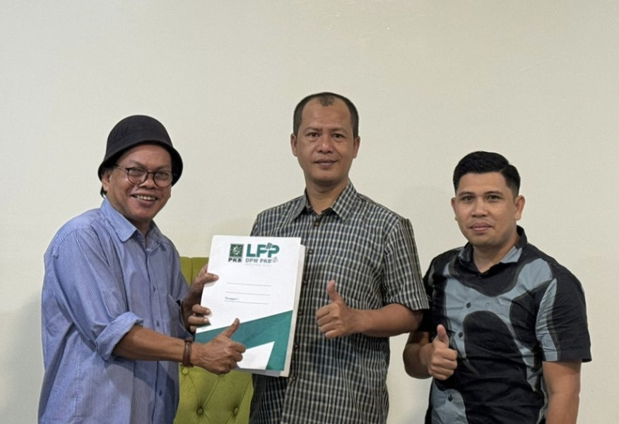 Edy Natar Pertama Ambil Formulir Bacalon Gubri di PKB Riau