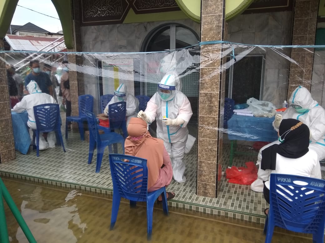Ada yang Positif Covid-19 di Wilayahnya, Warga Kampung Jawa Tembilahan Ikuti Swab Massal