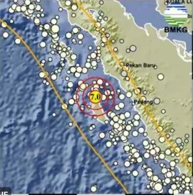 Megathrust Event 7,3 Magnitudo Guncang Sumbar, Warga Panik Berhamburan Keluar Rumah