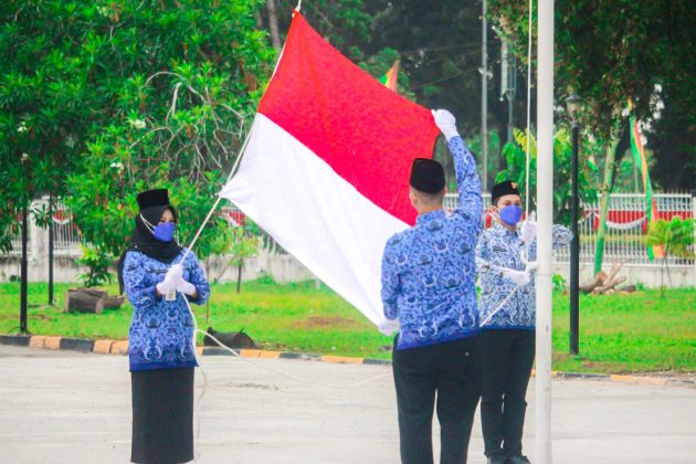 HUT RI ke-77, Sekretariat DPRD Riau Menggelar Upacara Pengibaran Bendera Merah Putih
