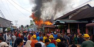 Api Lalap Rumah Warga Disiang Bolong, Rumah Butet Turut Jadi Korban