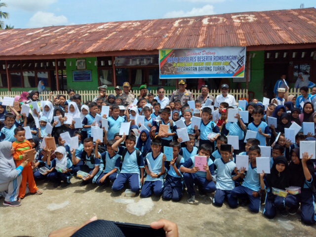 Berkunjung ke SDN 003 Sungai Luar, Kapolres Inhil Beri Santunan dan Bingkisan Bagi Siswa