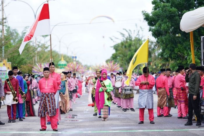 Dilepas Gubri Syamsuar, Ribuan Masyarakat Hadiri Pawai Taaruf MTQ XL se Riau di Rohil