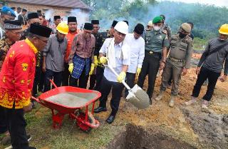 Sekda Kuansing Lakukan Peletakan Batu Pertama Pembangunan Masjid Atta'awun Muaro Sentajo 