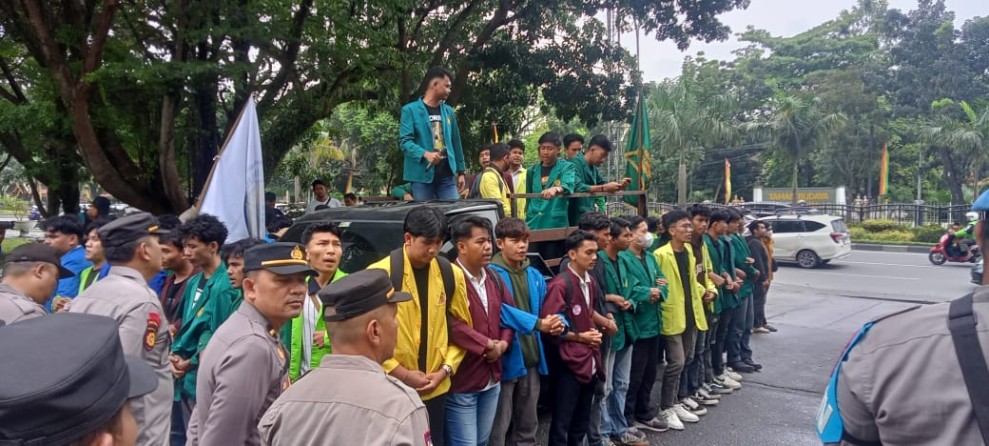 Mahasiswa Riau Tolak Revisi UU TNI, Gelar Demo di Kantor DPRD Riau