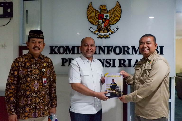 PT SPR Serahkan Laporan Tahunan Tatakelola Informasi Publik ke KI Riau