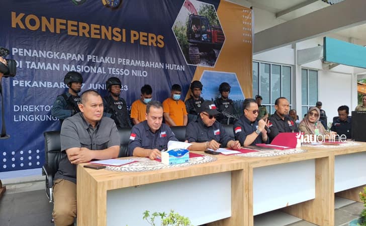 Tim Gakkum KLHK Bekuk Perambah Kawasan TNTN di Riau, Amankan 1 Unit Alat Berat