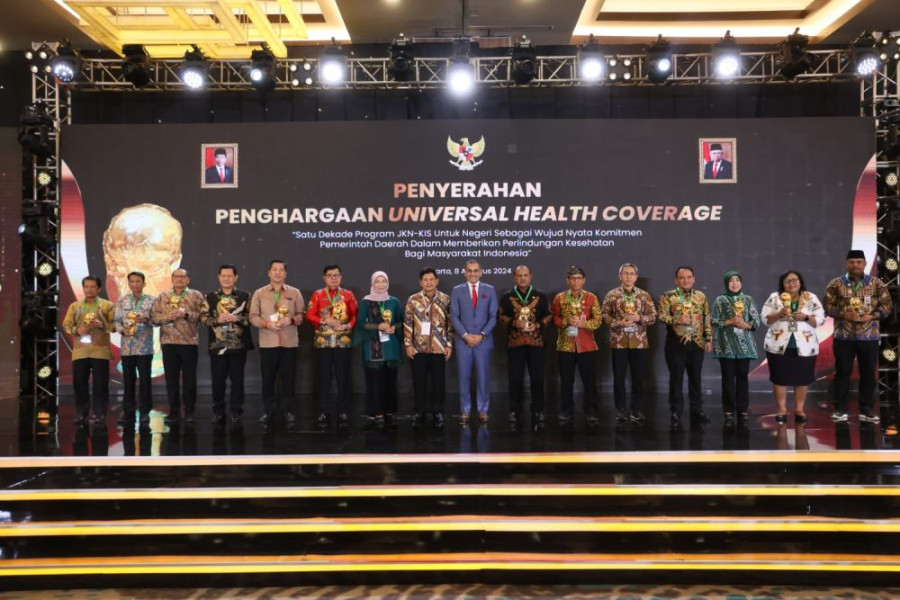 Diterima Pj Sekda, Pemprov Riau Raih Penghargaan UHC Awards 2024